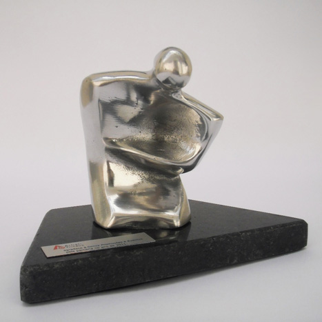 Troféu fundição de alumínio com base em granito preto. Altura: 15 cm