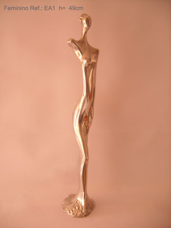 Escultura feminina em fundi&ccedil;&atilde;o de alum&iacute;nio. Altura: 49 cm.