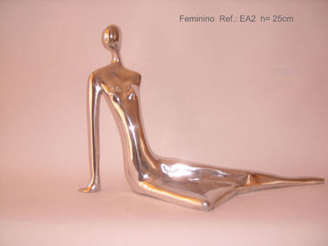 Escultura feminina em fundi&ccedil;&atilde;o de alum&iacute;nio. Altura: 25 cm.