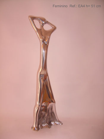 Escultura feminina em fundi&ccedil;&atilde;o de alum&iacute;nio. Altura: 51 cm. 
