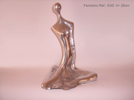 Escultura feminina em fundi&ccedil;&atilde;o de alum&iacute;nio. Altura: 26 cm. 
