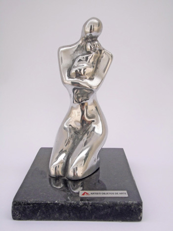 Escultura em fundi&ccedil;&atilde;o dealum&iacute;nio com base de madeira. Altura: 20 cm.