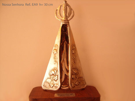 Escultura Nossa Senhora em fundi&ccedil;&atilde;o de alum&iacute;nio e patina com base de madeira.
