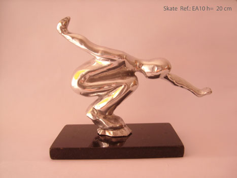Escultura em fundi&ccedil;&atilde;o de alum&iacute;nio com base de granito preto.