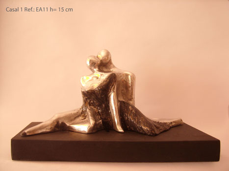 Casal em fundi&ccedil;&atilde;o de alum&iacute;nio com patina e base de madeira. Altura: 15 cm.
