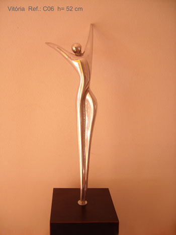 Trof&eacute;u em fundi&ccedil;&atilde;o de al&uacute;mino com base de madeira. Altura: 52 cm. 