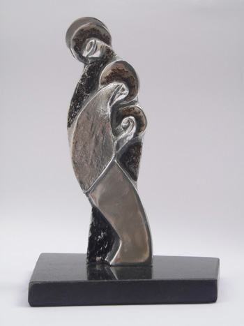 Escultura "Sagrada Fam&iacute;lia" em fundi&ccedil;&atilde;o de alum&iacute;nio com textura e patina. Base de granito