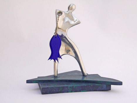 Trof&eacute;u em fundi&ccedil;&atilde;o de alum&iacute;nio com detalhe em acr&iacute;lico azul e base de madeira com patina.