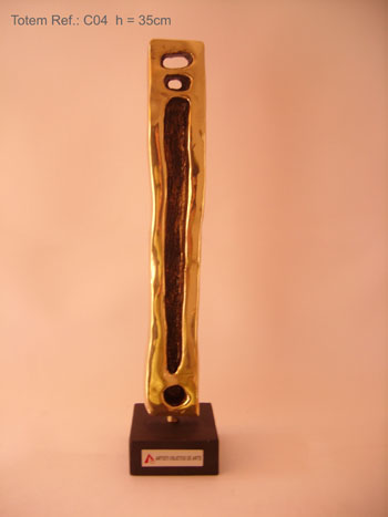 Troféu em fundição de latão com base de madeira. Altura: 35 cm.