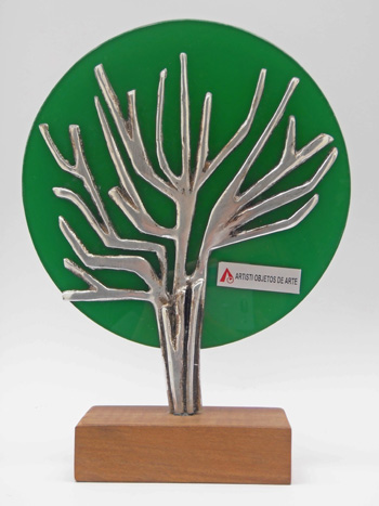 Troféu em fundição de alumínio e acrílico verde com base de madeira. Altura: 27 cm. Sustentabilidade.