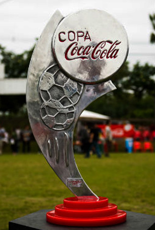 Trof&eacute;u Copa Coca-Cola em fundi&ccedil;&atilde;o de alum&iacute;nio com base de resina vermelha