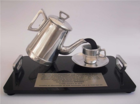 Trof&eacute;u Lan&ccedil;amento em fundi&ccedil;&atilde;o de alum&iacute;nio e base de madeira