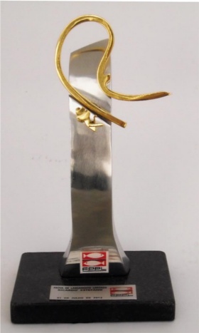 Trof&eacute;u Lan&ccedil;amento em fundi&ccedil;&atilde;o de alum&iacute;nio e base de madeira